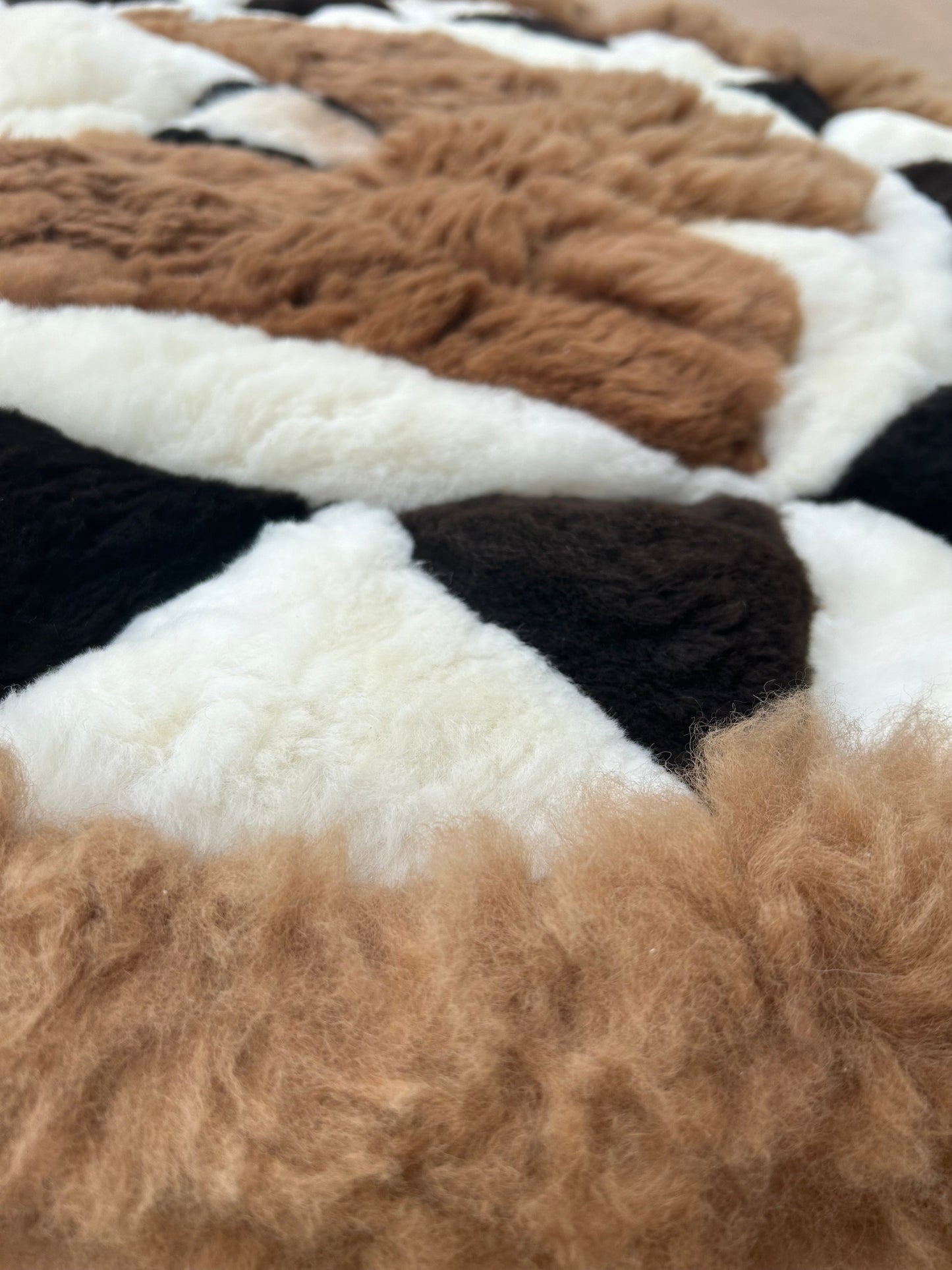 Alpaca Hair-On Hide Round Rug | Alpaca Figure Design – Natural Colors – 4' x 3' Feet